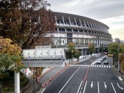 11 外苑橋付近から見た国立競技場